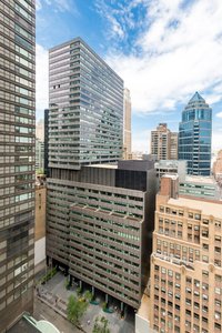 111 E 58 St